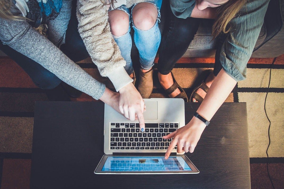 Personas conectándose a internet desde una computadora