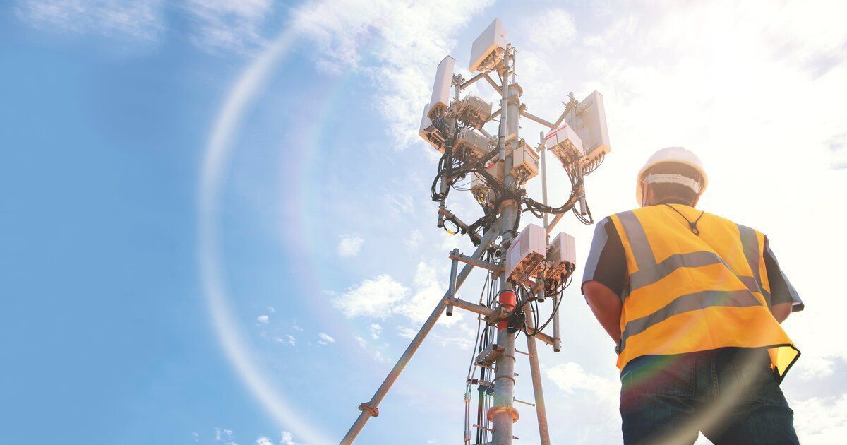 Técnico de telecomunicaciones trabajando en una torre